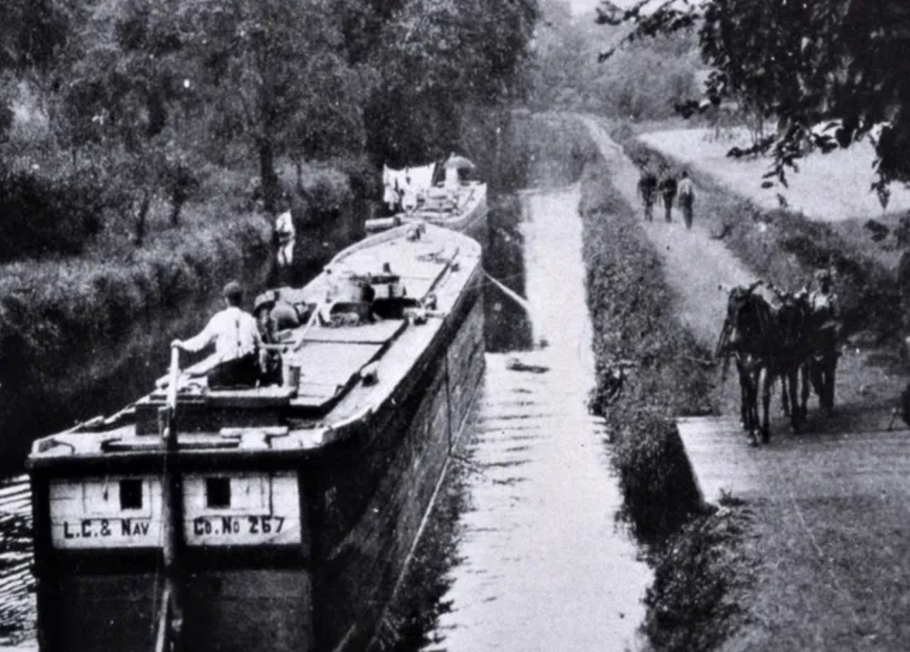 A boat in a canal

AI-generated content may be incorrect.