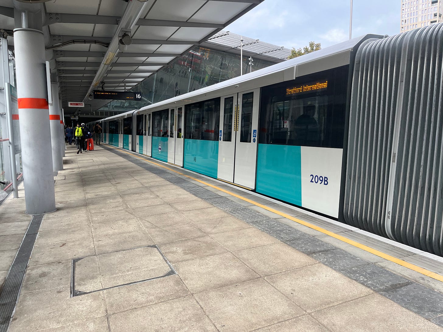 Photo of B23 stock train at Stratford platform 16.