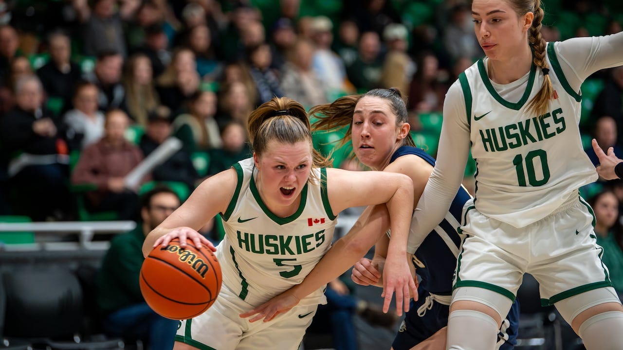 No. 1-ranked U of Sask. Huskies riding 44-game win streak that stretches  over 2 years | CBC News