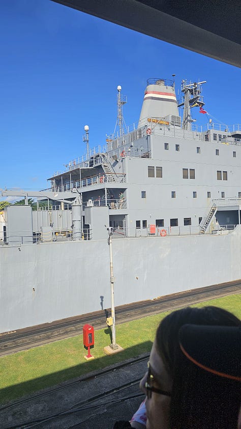 Il canale di panama con nave in transito