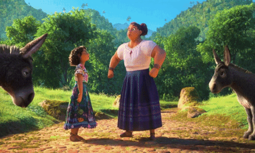 Gif del film d'animazione Disney Encanto. Due personaggi femminili, Luisa e Mirabel Madrigal, si trovano all'aperto su un sentiero sterrato. Luisa (a destra), che ha una corporatura massiccia e indossa una camicetta bianca e una lunga gonna blu, è in piedi con le mani sui fianchi e uno sguardo determinato. Mirabel (a sinistra), che è più minuta e indossa un vestito bianco ricamato e una gonna lunga a fantasia, guarda in alto verso Luisa. Ai lati della scena ci sono due asini con un'espressione confusa o preoccupata, uno a sinistra e uno a destra, che aggiungono un tocco comico. L'ambiente circostante è una lussureggiante e soleggiata zona di montagna tropicale.