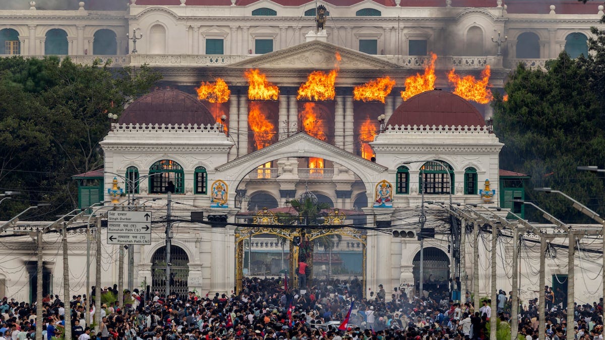 Manifestantes nepalíes queman el Parlamento y la residencia del ex primer ministro Manifestantes nepalíes queman el Parlamento y la residencia del ex primer ministro