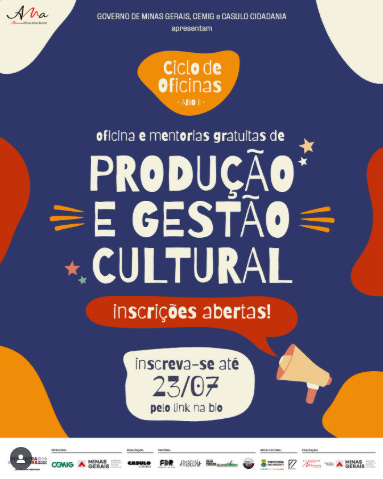 #descrevemospravocê  Convite para o Ciclo de Oficinas – Ano I, com oficinas e mentorias gratuitas na área de Produção e Gestão Cultural. O material informa que as inscrições estão abertas e devem ser feitas até o dia 23 de julho, por meio do link disponível na bio. A ação é apresentada pelo Governo de Minas Gerais, Cemig e Casulo Cidadania, com apoio de diversas instituições e secretarias públicas, cujos logotipos aparecem no rodapé.  O card tem fundo azul escuro com elementos gráficos coloridos em laranja, amarelo e vermelho. No topo esquerdo, está a logomarca do projeto Ana — Ações para uma Nova Arquitetura Cultural. No centro, destaca-se o título Produção e Gestão Cultural em letras grandes e brancas. Palavras e ícones menores em branco e amarelo, como estrelas e megafone, complementam a composição visual. As frases “inscrições abertas!” e “inscreva-se até 23/07 pelo link na bio” aparecem dentro de balões arredondados, um vermelho e outro cinza-claro.  O visual é moderno, com uso de formas orgânicas e fontes acessíveis, remetendo a dinamismo e criatividade, em sintonia com a proposta cultural do projeto.