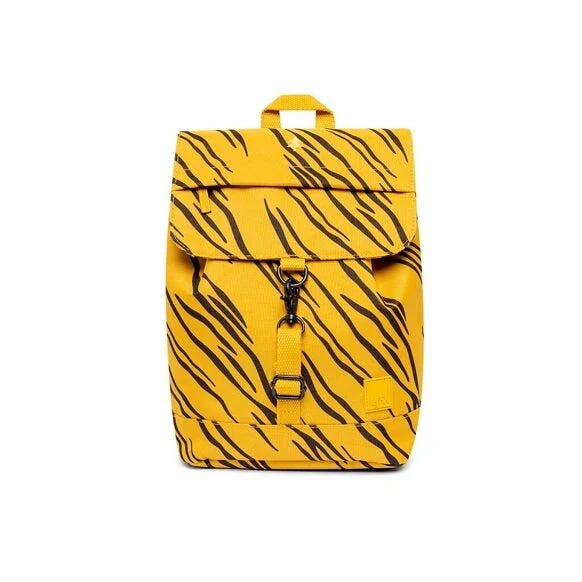 Dos mochilas de los modelos Handy mini y Scout mini de la marca Lefrik con estampado de tigre de color amarillo y negro