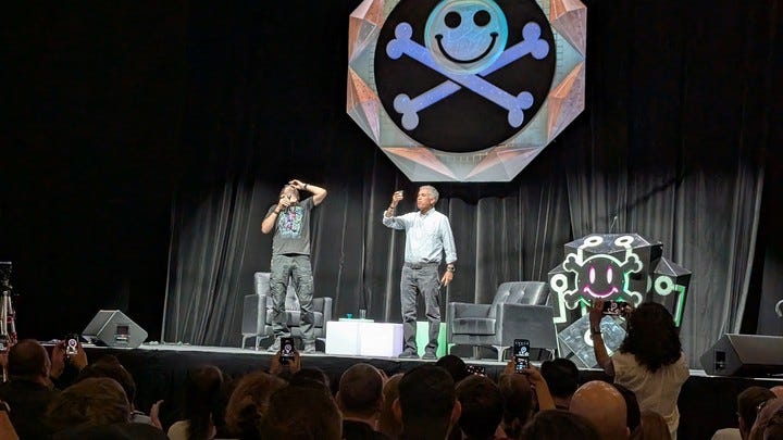 Jeff Moss y Paul Nakasone tomando un "chupito" de gelatina de vodka. Foto: Juan Brodersen Jeff Moss y Paul Nakasone tomando un "chupito" de gelatina de vodka. Foto: Juan Brodersen