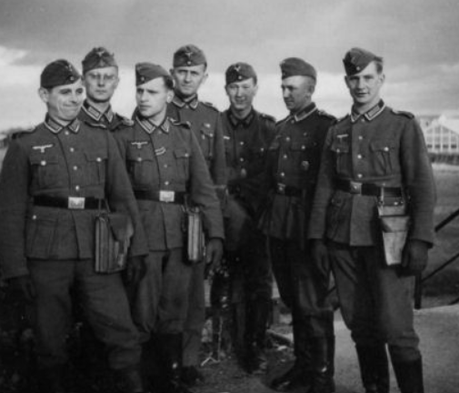A group of men in military uniforms

AI-generated content may be incorrect.