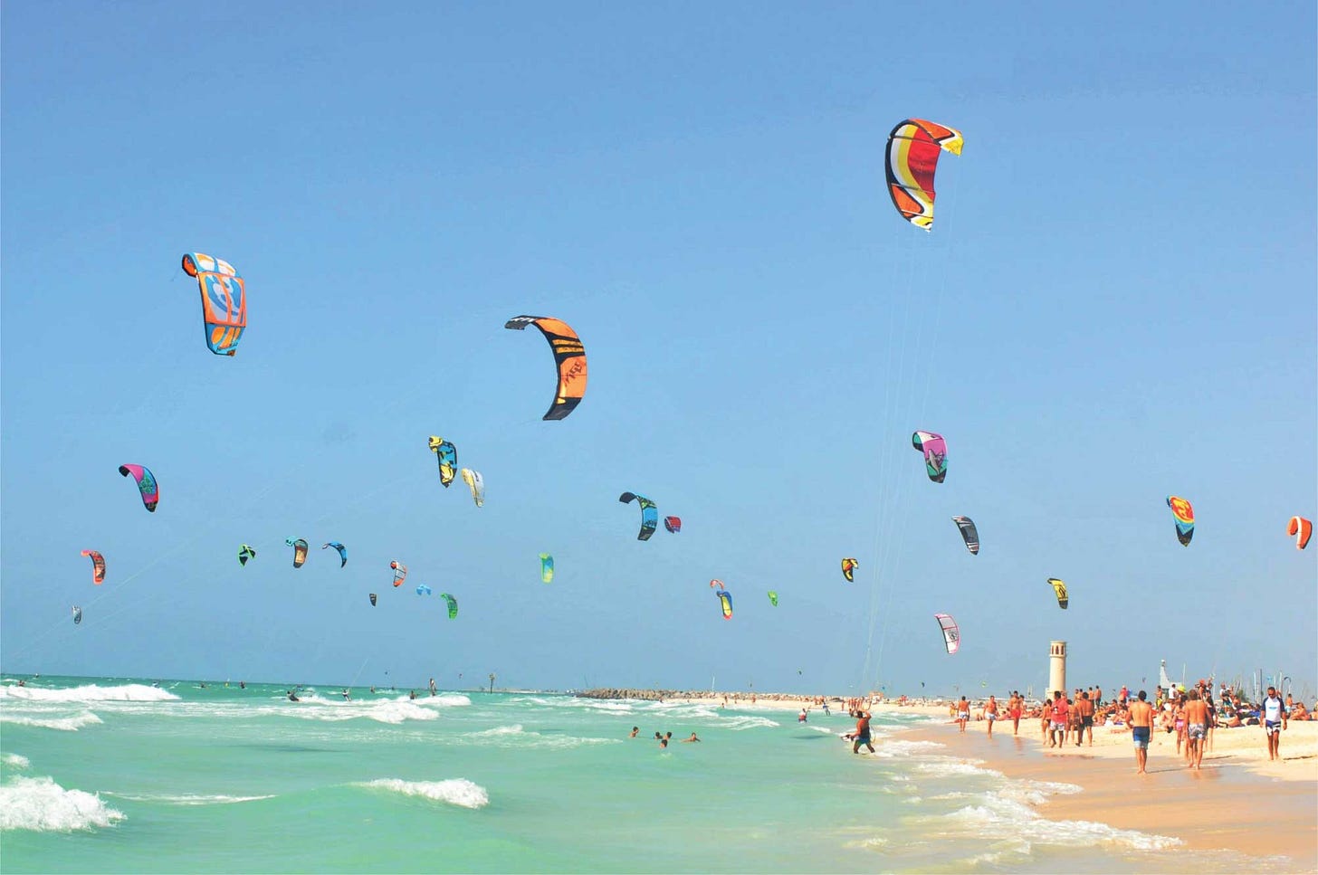 Beginner-friendly beach with kite surfers in Dubai - efoilrentaldubai.com