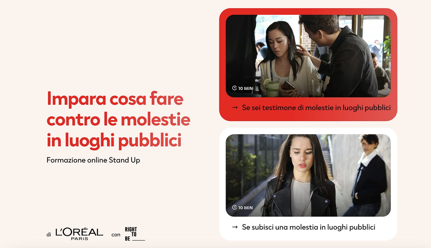 Schermata dal sito in italiano di StandUp International. Sulla sinistra la scritta “Impara cosa fare contro le molestie in luoghi pubblici”. Sulla destra due finestre su cui cliccare. La prima dice “Se sei testimone di molestie in luoghi pubblici” e si vede il fermo immagine di un video con un uomo e una donna in un bar. La seconda dice “Se subisci una molestia in luoghi pubblici” e il fermo immagine di un video con una ragazza in primo piano che cammina per strada e dietro di lei un ragazzo che la fissa.