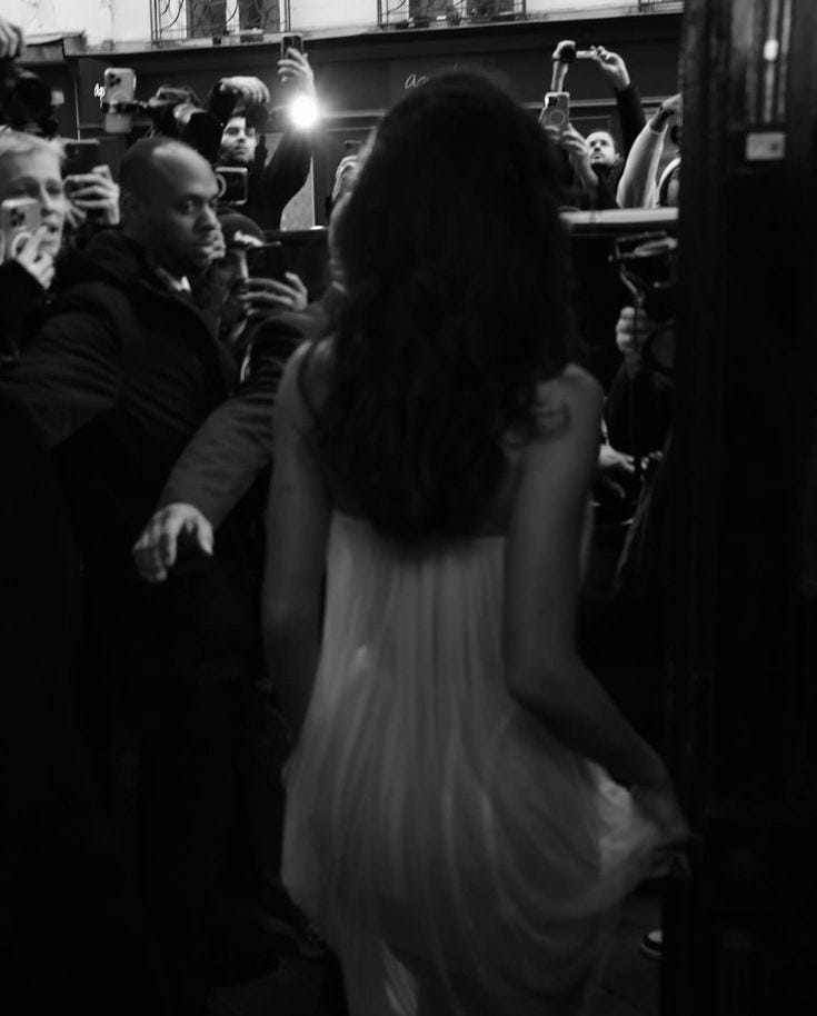 Mujer llegando a un evento Mujer llegando a un evento