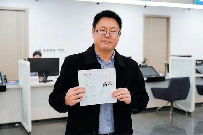 在大陆的“台籍教师张立齐”因领用大陆定居证，遭陆委会取消台湾身分，是第一个因定居证去去台湾身分的案例。（取自央视网）