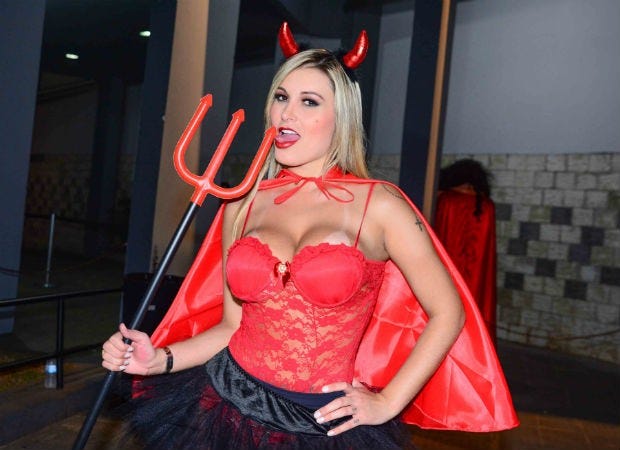 "Andressa Urach vira diabinha sexy para festa de Halloween"