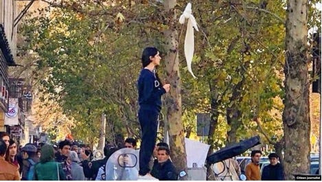 A person standing on a tree

AI-generated content may be incorrect.