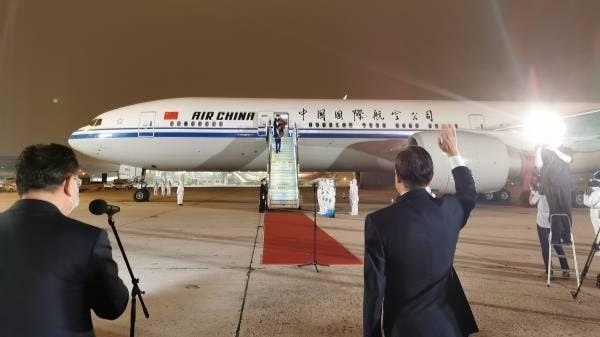 王毅迎接!驻休斯敦总领事馆全体馆员归国,获集体三等功 王毅迎接!驻休斯敦总领事馆全体馆员归国,获集体三等功