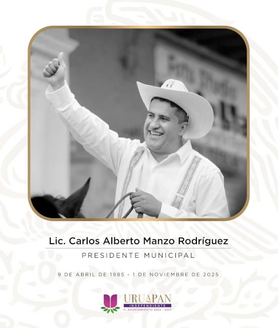 Carlos Manzo, quarantenaire souriant, le poing dressé levant un pouce, arborant son chapeau habituel, de type stetson