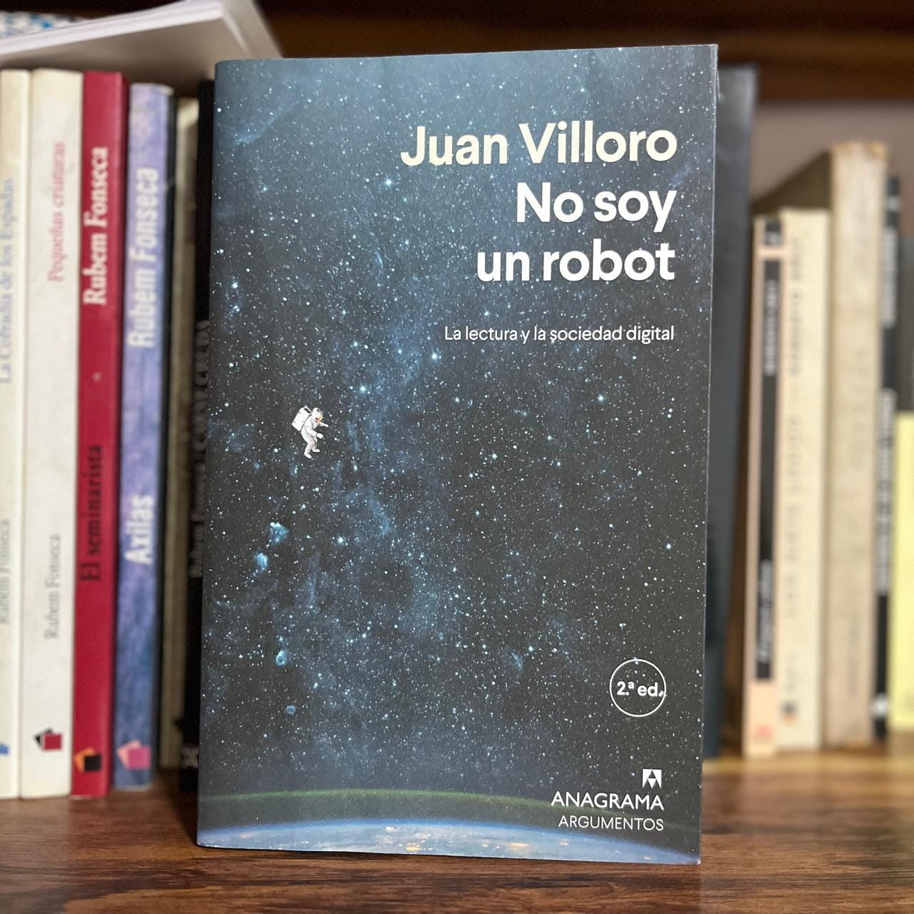 Portada del libro No soy un robot, de Juan Villoro. Anagrama, 2024. Portada del libro No soy un robot, de Juan Villoro. Anagrama, 2024.