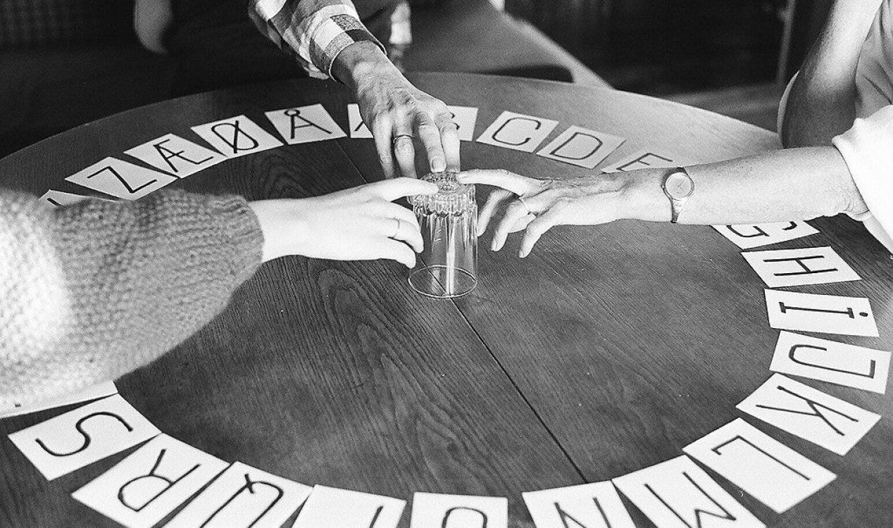 A psicologia dos tabuleiros Ouija: como e por que funcionam?