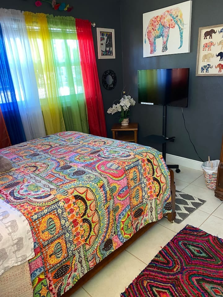 Full size bed, Cotton sheets, Cotton bedspread, Body pillow with Satan body case, 2 queen size pillows …….everything washed between Guest! 
