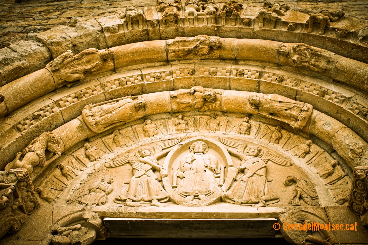 Portalada de l'església de Santa Maria de Covet, composta de quatre arquivoltes en degradació que emmarquen un timpà presidit per una Maiestas Domini. Covet, Isona i Conca Dellà. Montsec de Rúbies (o de Meià). Pallars Jussà, Lleida. Catalunya. Portalada de l'església de Santa Maria de Covet, composta de quatre arquivoltes en degradació que emmarquen un timpà presidit per una Maiestas Domini. Covet, Isona i Conca Dellà. Montsec de Rúbies (o de Meià). Pallars Jussà, Lleida. Catalunya.