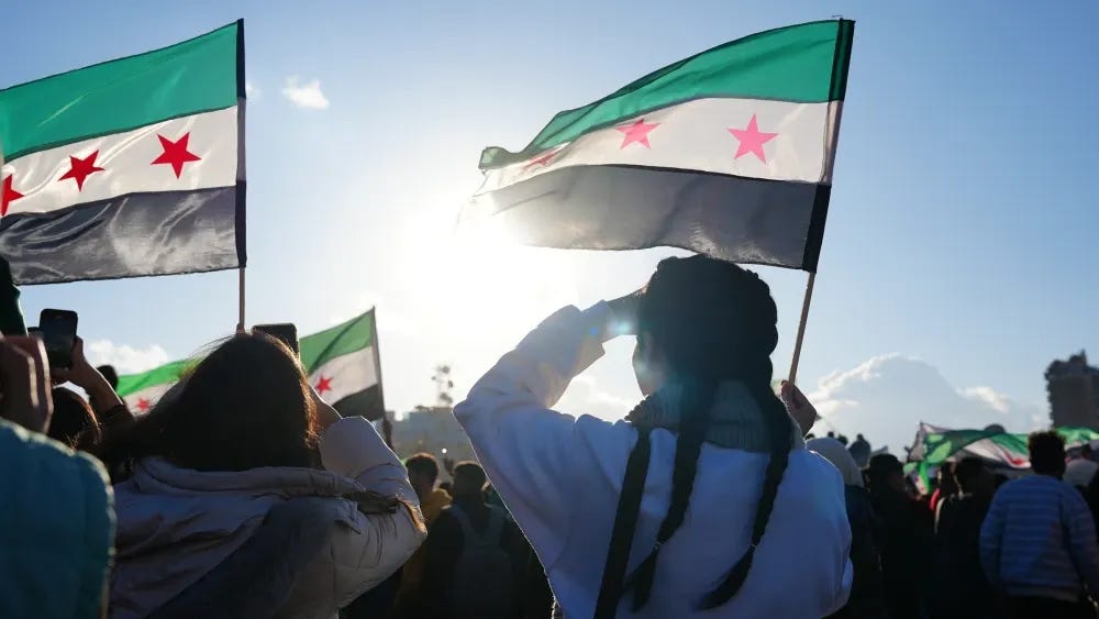 Milhares de sírios celebraram sua libertação do governo de Bashar al-Assad em janeiro de 2025. Shutterstock