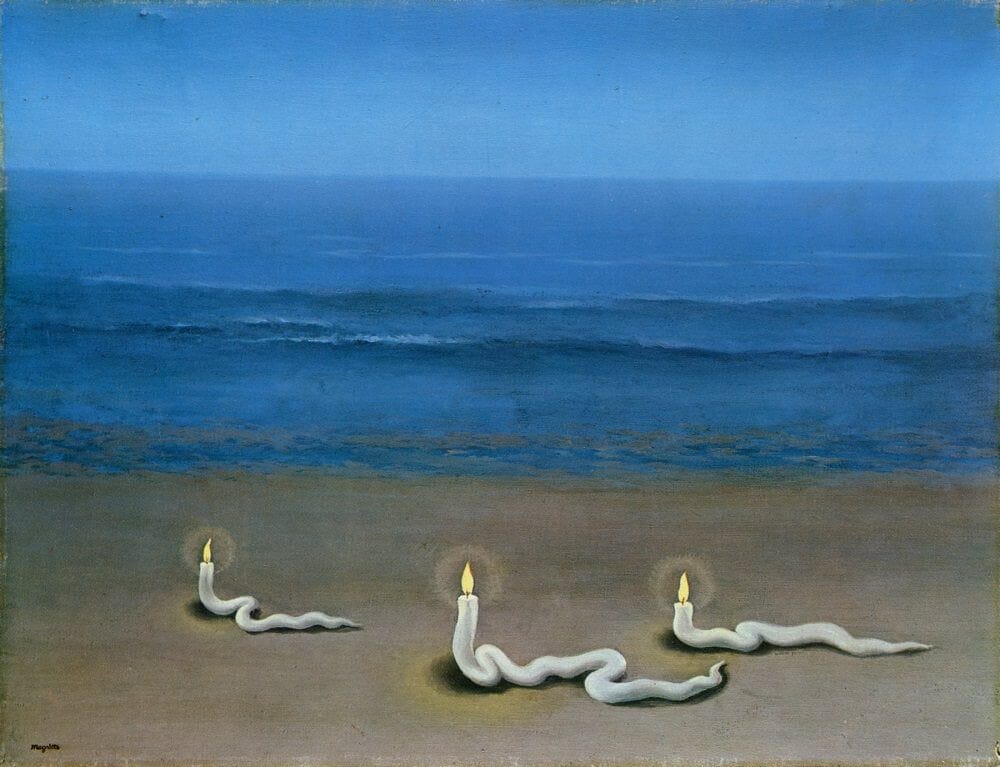 Pintura a óleo retratando um céu azul limpo com a linha do horizonte divindo a tela e mostrando um mar calmo bem azul. Em primeiro plano, um banco de areia simples e 3 velas acesas, com parte de sua estrutura (da metade pra baixo) meio derretida e ondulada, deitada na areia