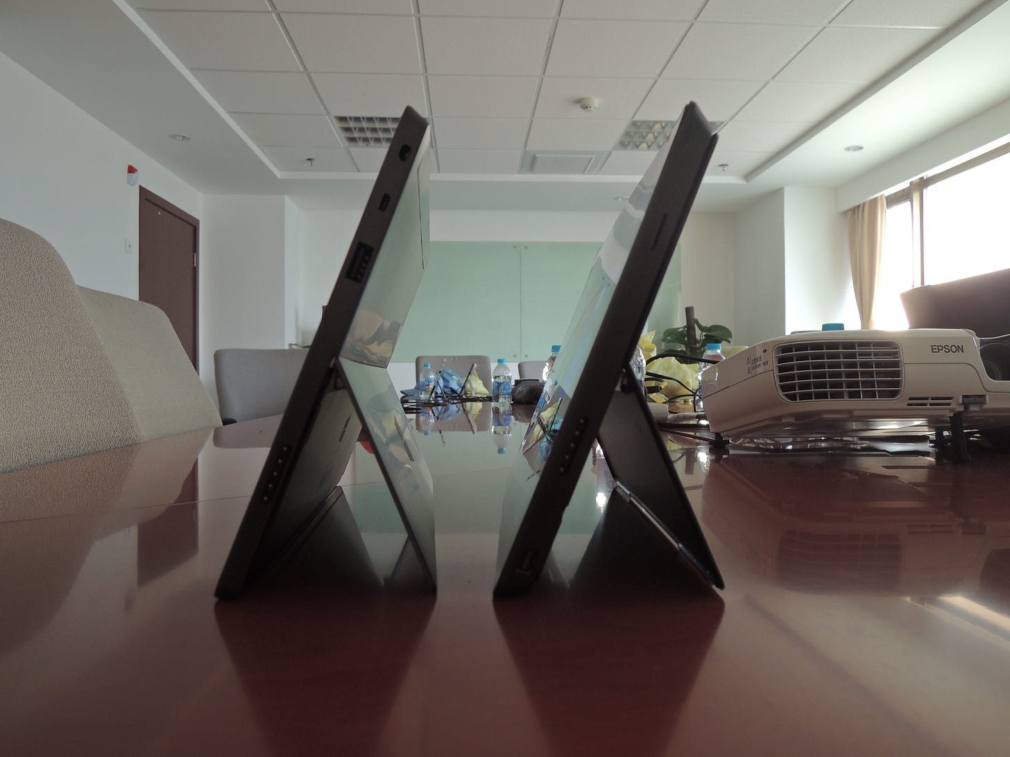 Surface and Surface Pro, or GT and GTX. Both are positioned on a conference room table with the kickstands out. It can be seen that GTX is much thicker than GT. Surface and Surface Pro, or GT and GTX. Both are positioned on a conference room table with the kickstands out. It can be seen that GTX is much thicker than GT.