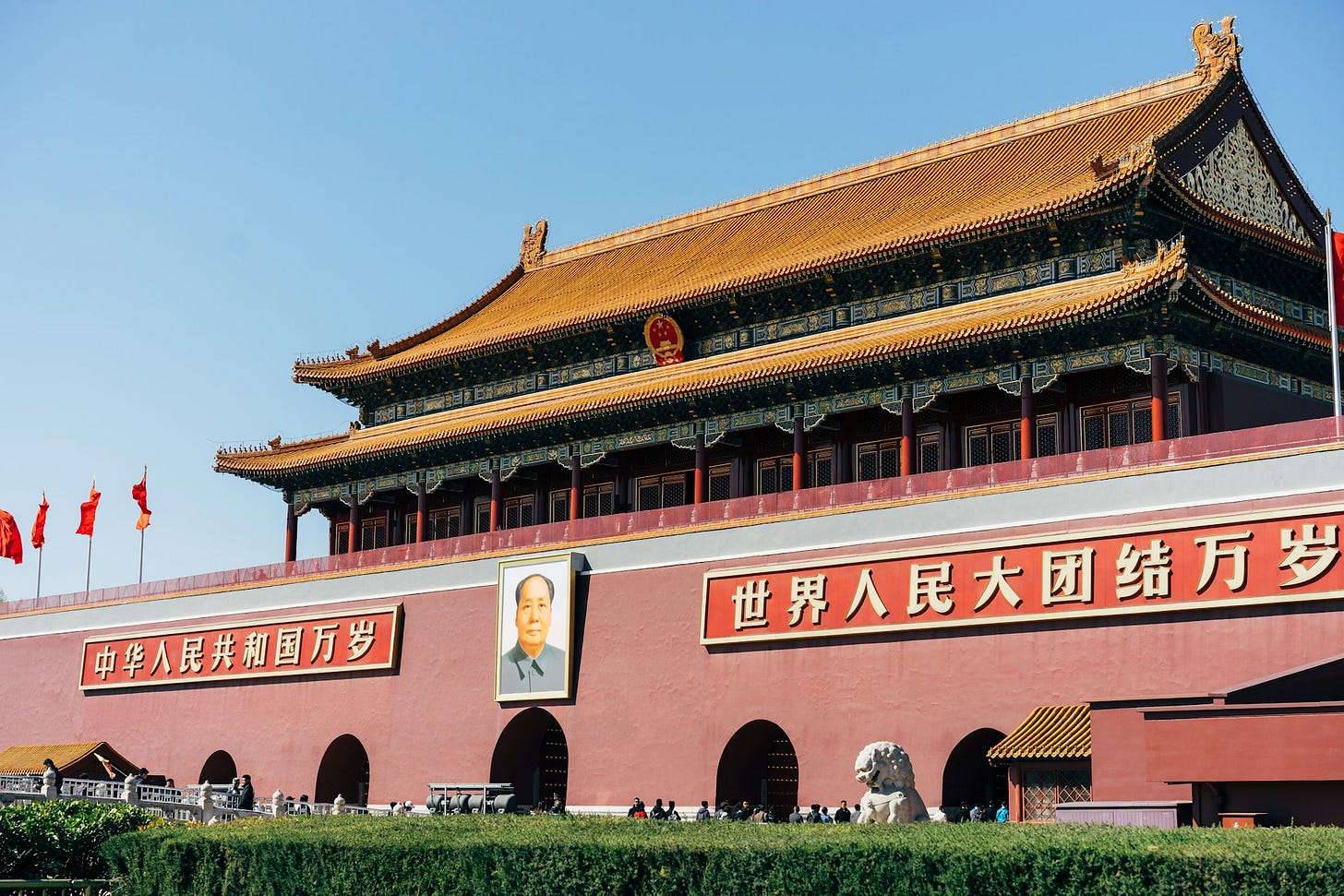 Fotografia em cores da Porta de Tiananmen com bandeiras chinesas Fotografia em cores da Porta de Tiananmen com bandeiras chinesas