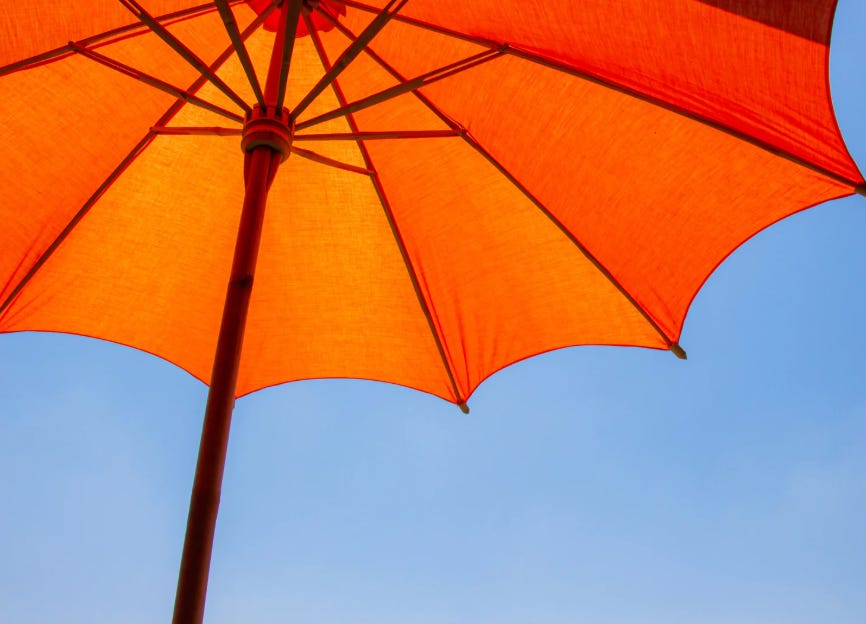 un parasol en été pour symboliser les offres marketing d'été