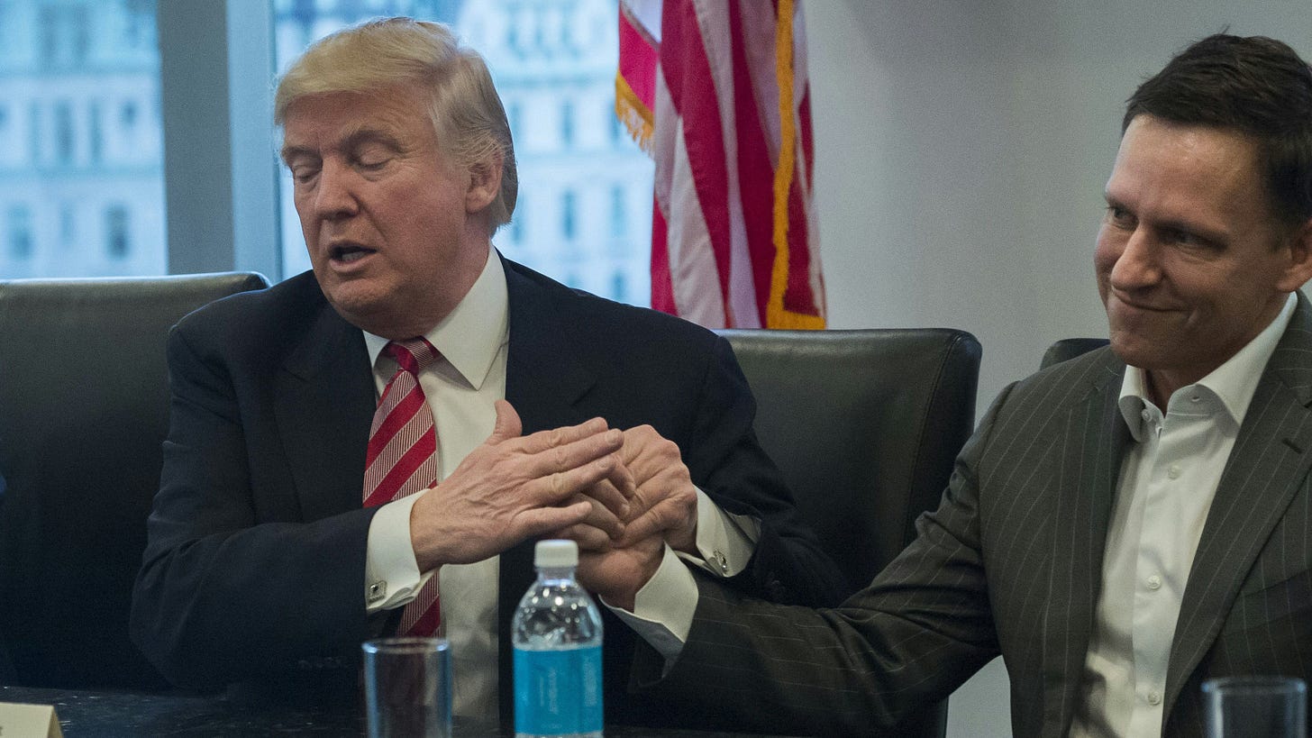 Peter Thiel 2016 händchenhaltend mit Donald Trump in New York | Heute.at