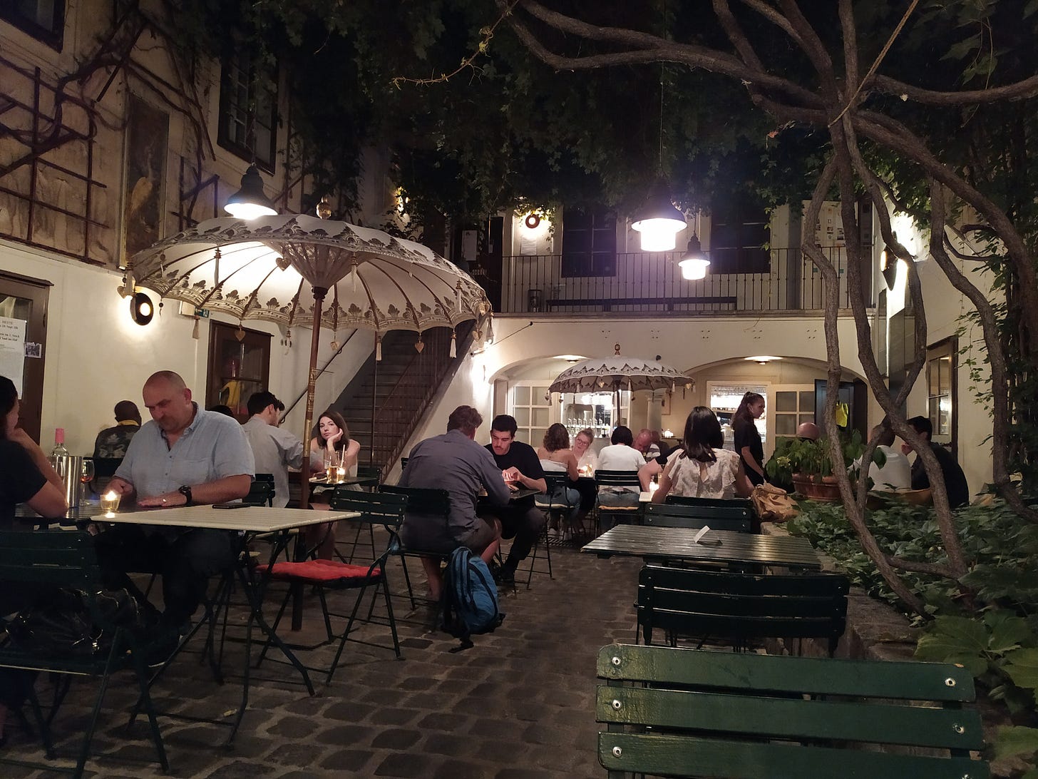 All-day dining venue serving breakfast & a small weekly changing menu of Modern European dishes.