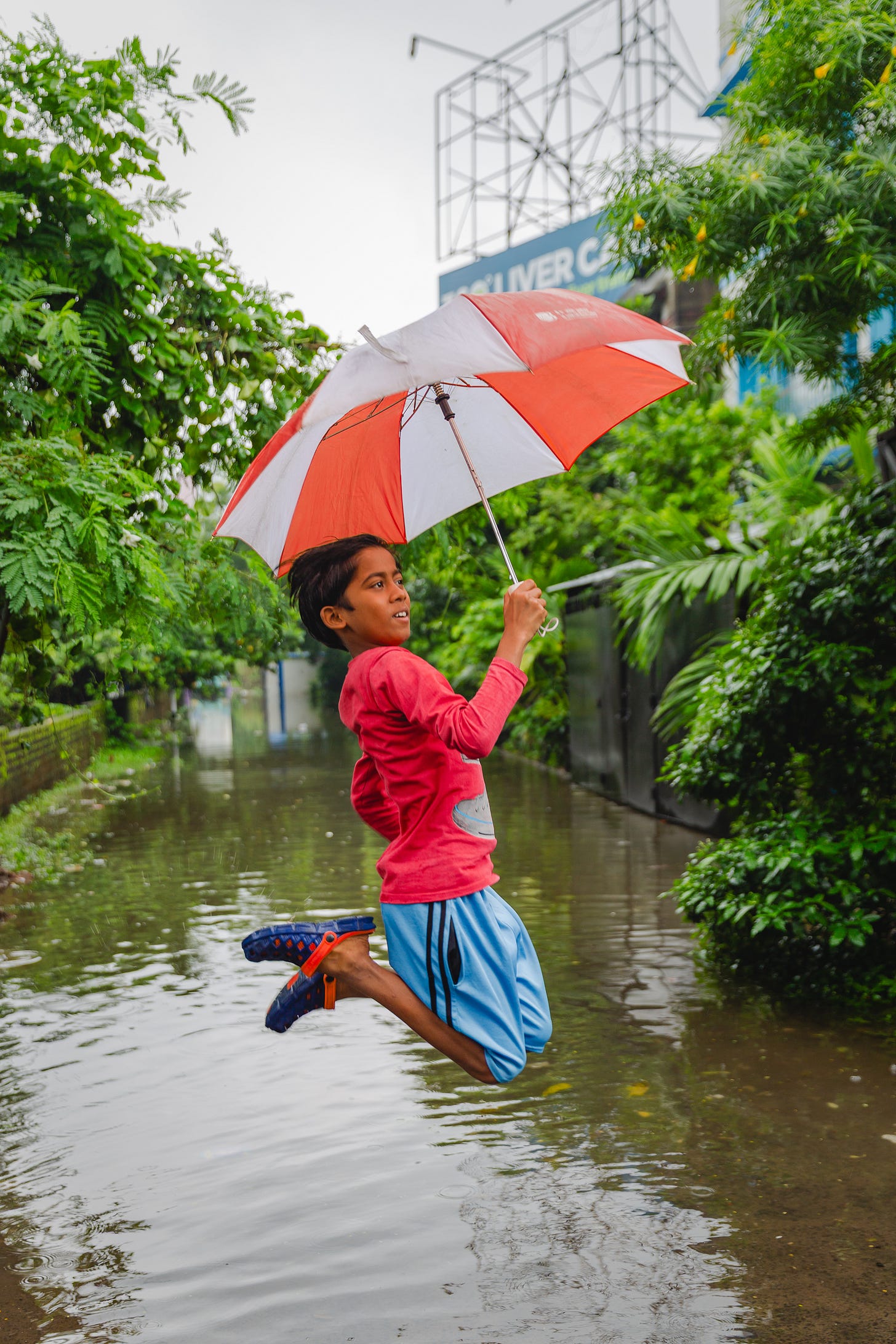 Flying above the floods, Kolkata, India. 1/200, ƒ/2.8, ISO 100, 35mm. © Gavin Gough