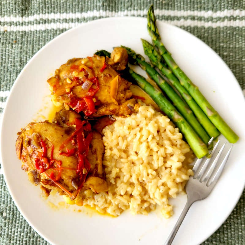 pollo guisado, arroz y espárragos pollo guisado, arroz y espárragos