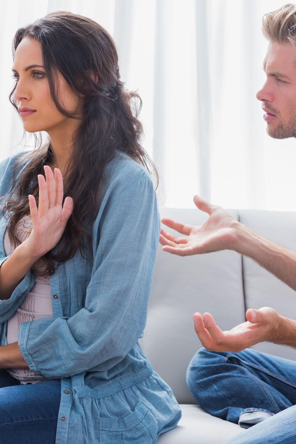 Când „Tu niciodată..." devine armă în loc de punte — și ce poți face pentru a comunica fără să rănești