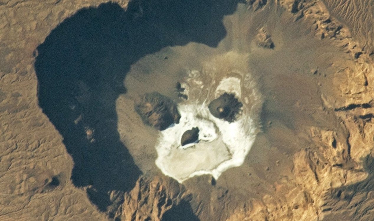 Astronauta da NASA fotografa ‘crânio’ gigante no deserto do Saara. Astronauta da NASA fotografa ‘crânio’ gigante no deserto do Saara.