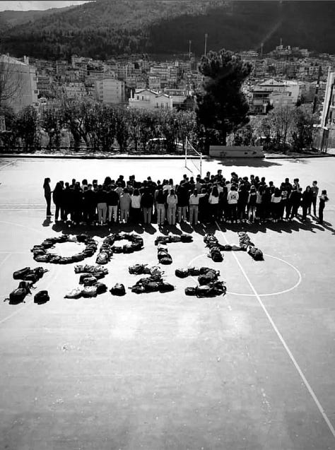 Μαθητές σε σχολεία όλης της χώρας βγήκαν στα προαύλια σε ένδειξη διαμαρτυρίας