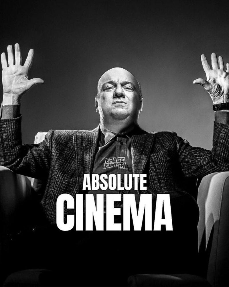 Fotomontagem em preto e branco de Paul Heyman (homem de meia idade, gordo e careca) com as mãos para cima. Sobre a foto o texto "absolute cinema"