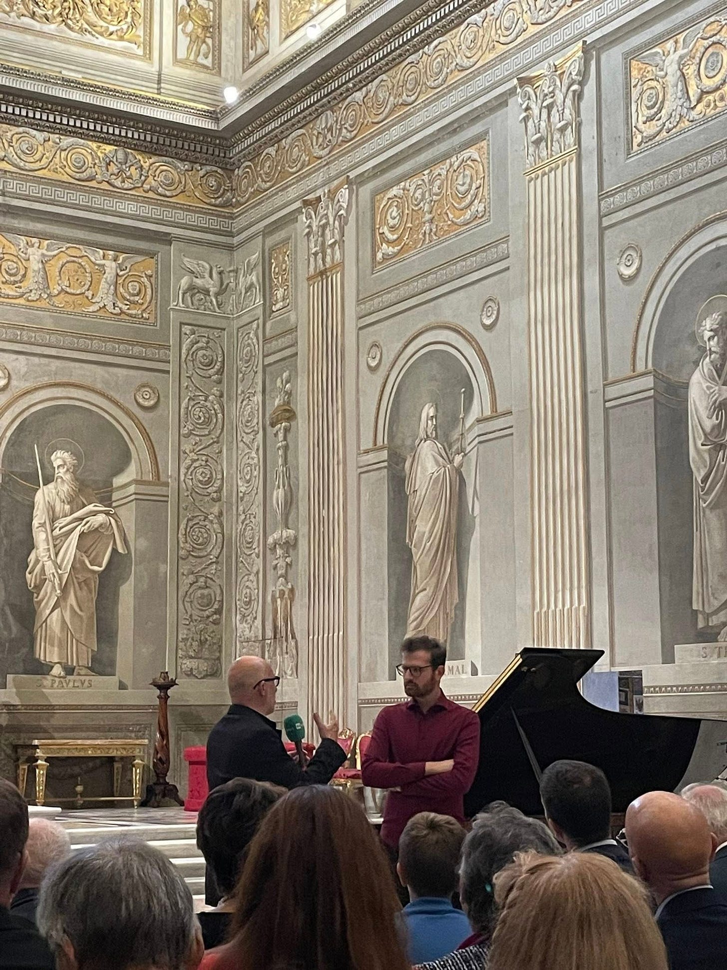 Potrebbe essere un'immagine raffigurante oboe, clarinetto e violino Potrebbe essere un'immagine raffigurante oboe, clarinetto e violino