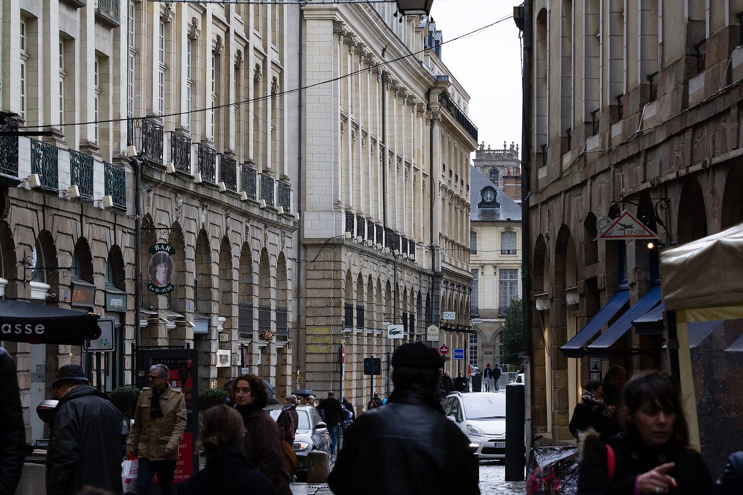 La ville classique en enfilade : la place du Parlement-de-Bretagne, la mairie et les tours de la cathédrale.