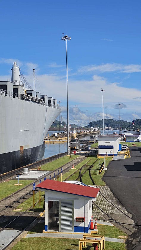 Il canale di panama con nave in transito