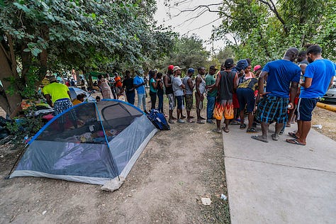 Migrantes haitianos cruzando la frontera Ciudad Acuña - Río.