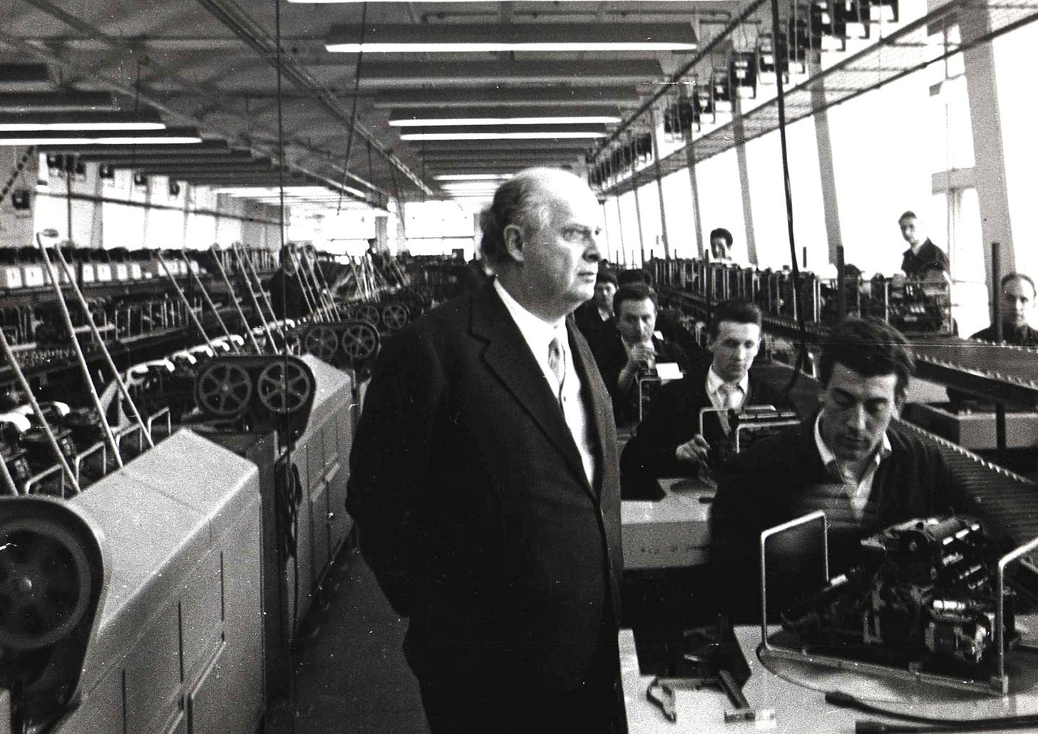 Una lapide per ricordare Mario Tchou l'inventore del primo calcolatore  Olivetti e morto in cricostanze misteriose - Torino Cronaca - Notizie da  Torino e Piemonte