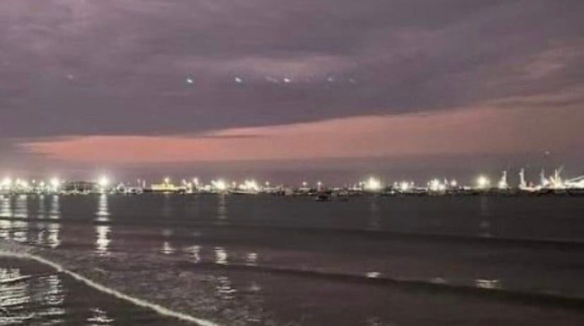 News article: "Mystery Corner: They were photographing a cruise ship and UFOs appeared"