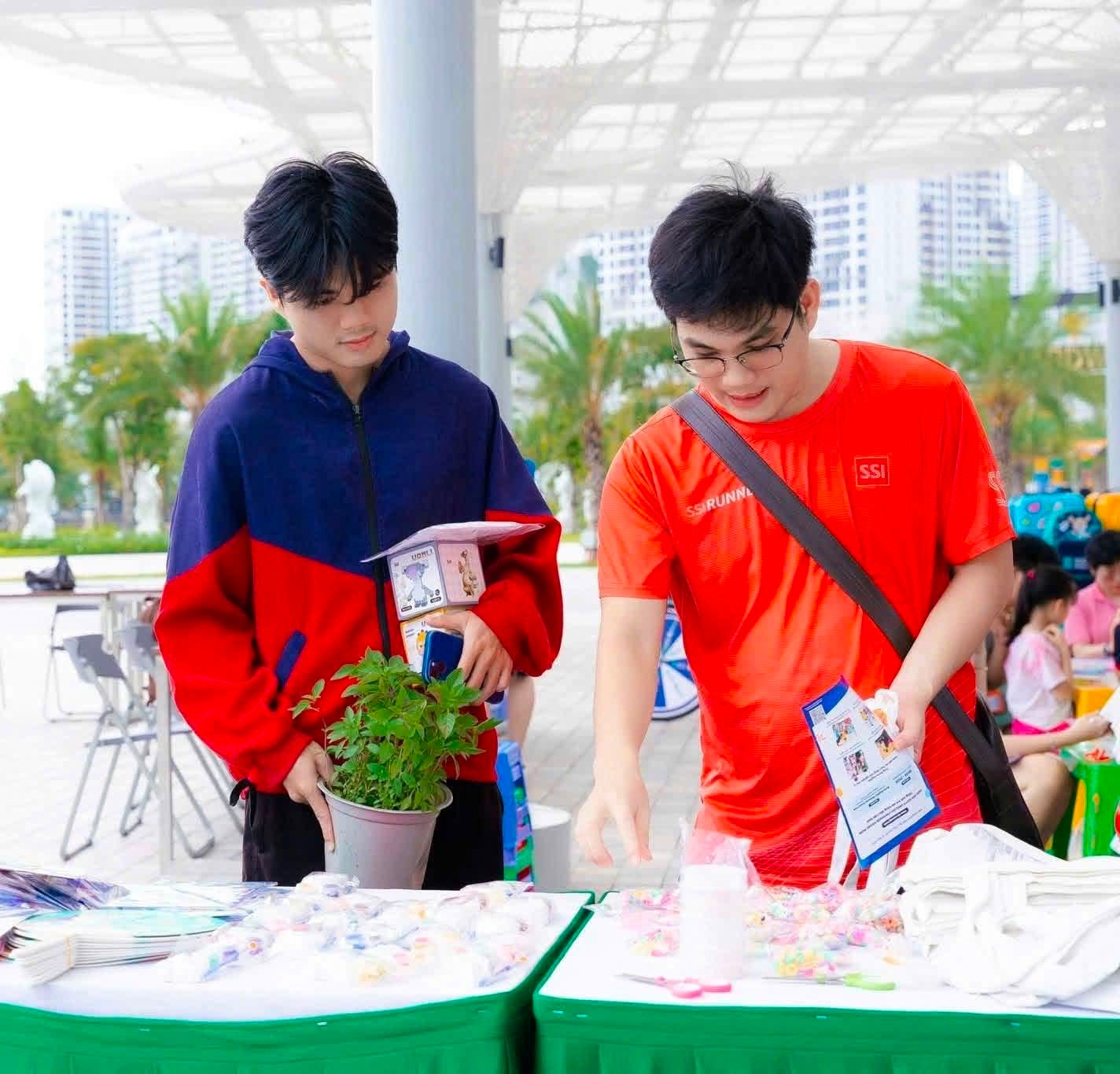Có thể là hình ảnh về một hoặc nhiều người và văn bản cho biết '101 SIRUNNL' Có thể là hình ảnh về một hoặc nhiều người và văn bản cho biết '101 SIRUNNL'