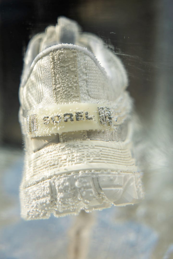 Colecția Callsign Horizon în blocuri de gheață (sursa: outlandermag.com)