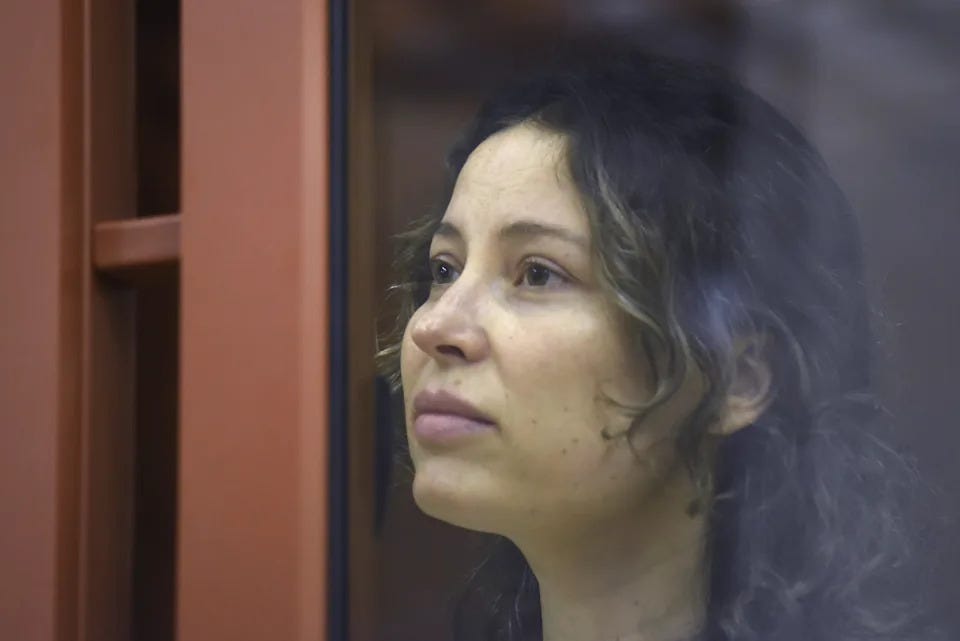 ARCHIVO - Ksenia Karelina, también conocido como Khavana sentada en una celda de cristal en una sala del tribunal en Ekaterimburgo, Rusia, el jueves 15 de agosto de 2024. (AP Foto/Archivo) ARCHIVO - Ksenia Karelina, también conocido como Khavana sentada en una celda de cristal en una sala del tribunal en Ekaterimburgo, Rusia, el jueves 15 de agosto de 2024. (AP Foto/Archivo)