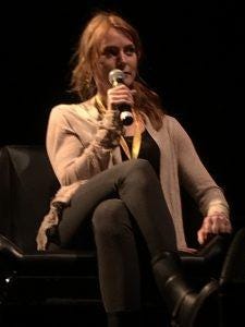 alicia witt fancon movie tv tech geeks spn walking 3024x4032-003 alicia witt fancon movie tv tech geeks spn walking 3024x4032-003