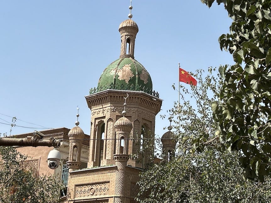 A mosque with the Chinese flag in the background 