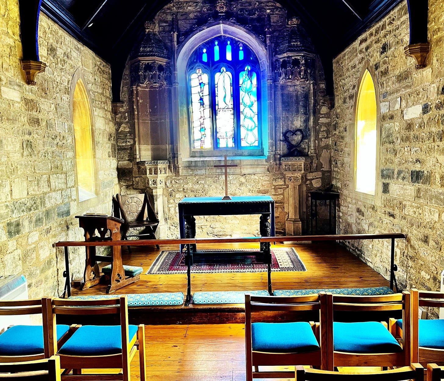 A room with a table and chairs

AI-generated content may be incorrect.