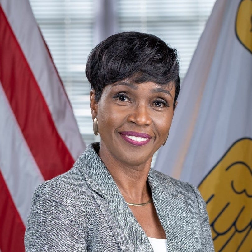 https://upload.wikimedia.org/wikipedia/commons/4/4f/Denise_George.jpg