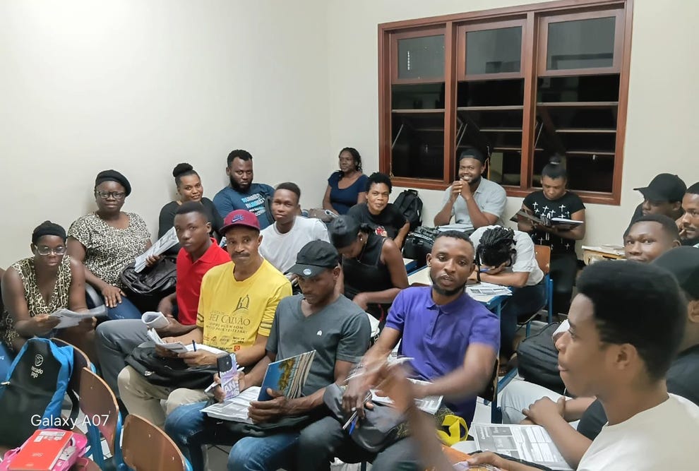 Além de aulas de português, haitianos recebem orientações sobre documentação e encaminhamento profissional Além de aulas de português, haitianos recebem orientações sobre documentação e encaminhamento profissional