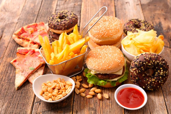 Pizza, donuts, hamburguesas, patatas fritas y otra comida  que no puedes comer con la dieta cetogénica
